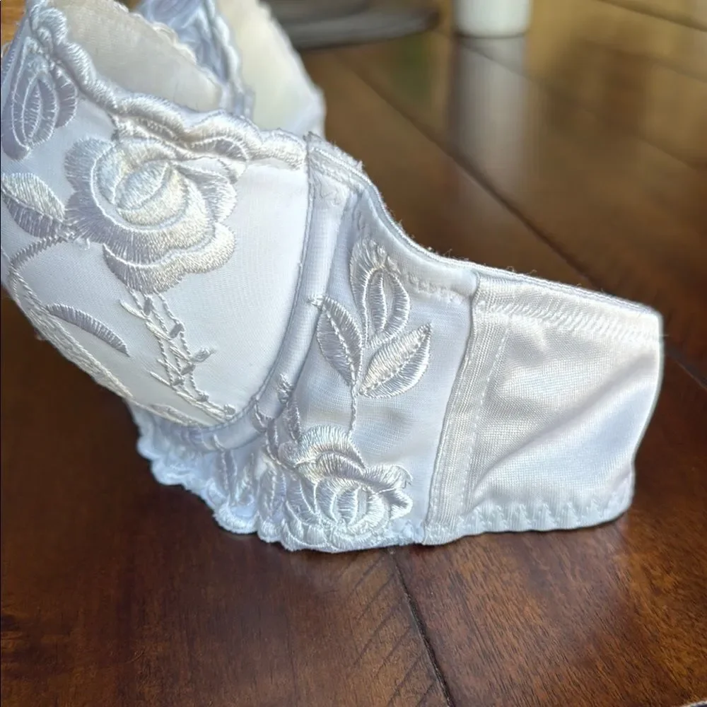 Victoria Secret Vintage Elegant White Lace Strapless Bra